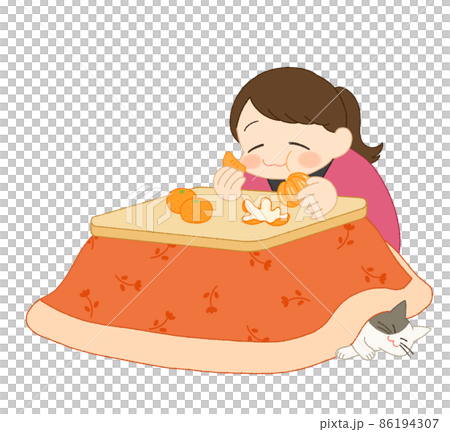 こたつでみかんを食べる女性 86194307