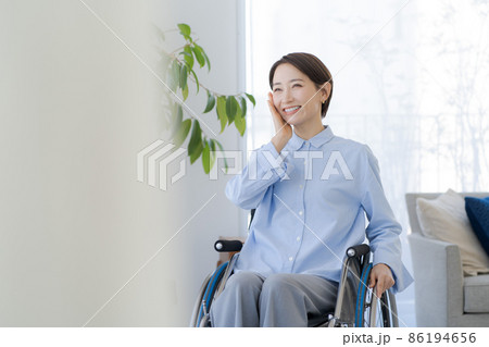 車椅子　女性　ビューティー 86194656