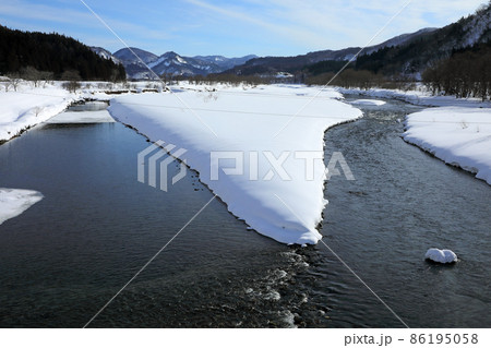 豪雪地の川の流れと里山-伊南川 熊倉橋から上流 福島県只見町 豪雪地の川の流れと里山-伊南川 熊倉橋から上流 福島県只見町 86195058