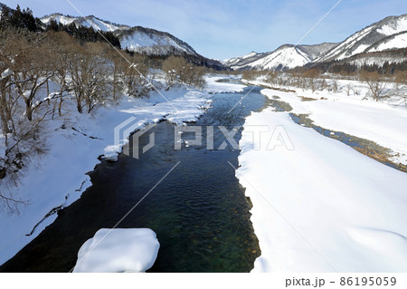 豪雪地の川の流れと里山-伊南川 亀岡橋から下流 福島県只見町 豪雪地の川の流れと里山-伊南川 亀岡橋から下流 福島県只見町 86195059