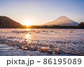 （山梨県）凍結してジュエリーアイス風な精進湖　富士山　夜明け 86195089