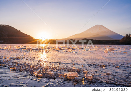 （山梨県）凍結してジュエリーアイス風な精進湖　富士山　夜明け 86195089
