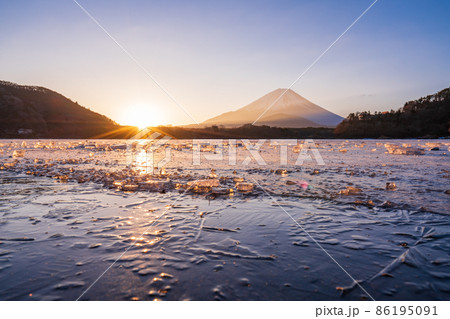 （山梨県）凍結してジュエリーアイス風な精進湖　富士山　夜明け 86195091