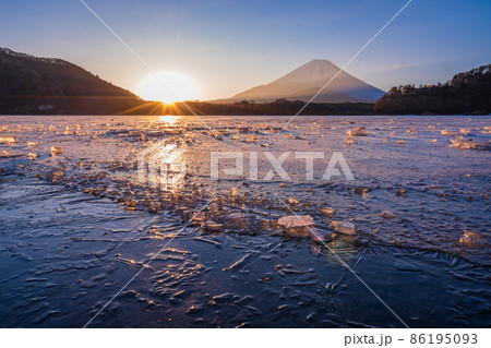 （山梨県）凍結してジュエリーアイス風な精進湖　富士山　夜明け 86195093