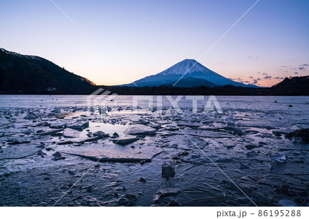 （山梨県）凍結した精進湖　富士山　日の出前 86195288