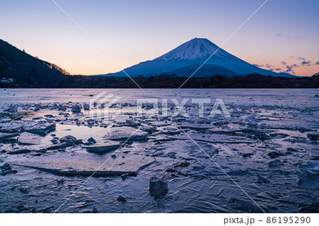 （山梨県）凍結した精進湖　富士山　日の出前 86195290