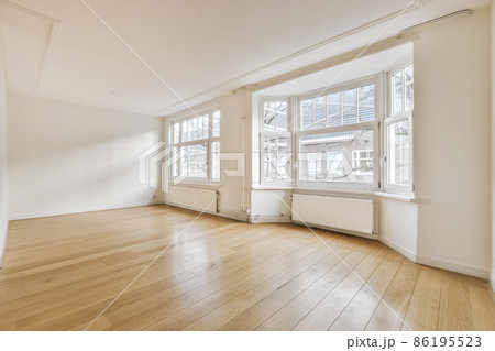 Lovely bright room with windows and parquet floor Lovely bright room with windows and parquet floor 86195523