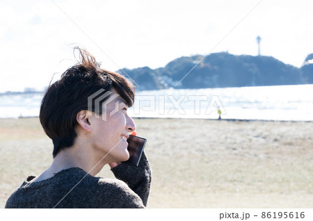 江ノ島の海を見ながら通話する男性 江ノ島の海を見ながら通話する男性 86195616