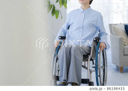 車椅子　女性　顔無し 86196433