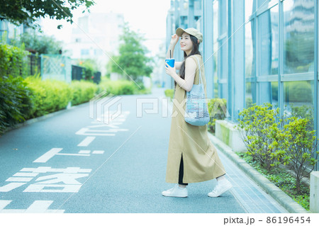 アイスコーヒーを飲みながら歩く女性 アイスコーヒーを飲みながら歩く女性 86196454