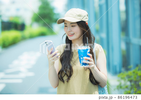 スマホを見る女性 86196473