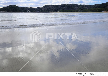 カーブした砂浜が続く冬の弓ヶ浜 カーブした砂浜が続く冬の弓ヶ浜 86196680