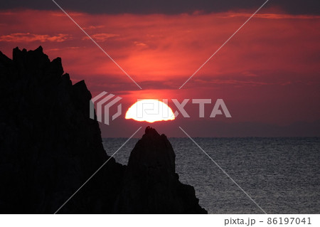 徳島中林海岸に昇る朝日 徳島中林海岸に昇る朝日 86197041