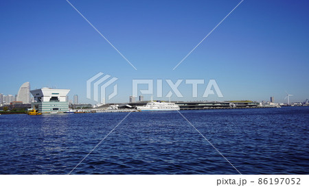 横浜港、山下公園から見た大さん橋 86197052