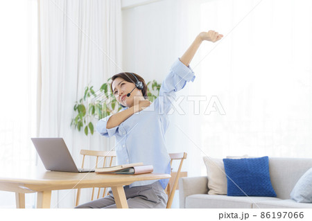 在宅ワーク　女性　ヘッドホン 86197066