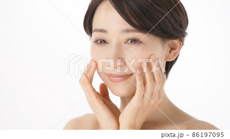 ミドル女性　うるおい　実感　素肌 86197095