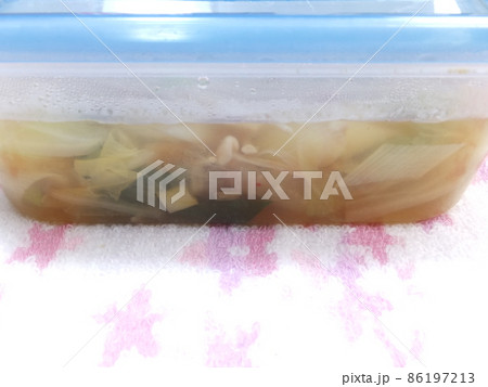 タッパーに入れた野菜たっぷりのスープ♪ タッパーに入れた野菜たっぷりのスープ♪ 86197213
