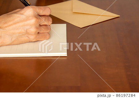 便箋と封筒の手紙を書くイメージ 便箋と封筒の手紙を書くイメージ 86197284