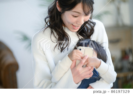 ママの携帯をポチポチいじる危険な幼児 ママの携帯をポチポチいじる危険な幼児 86197329