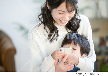 ママの携帯をポチポチいじる危険な幼児 ママの携帯をポチポチいじる危険な幼児 86197330