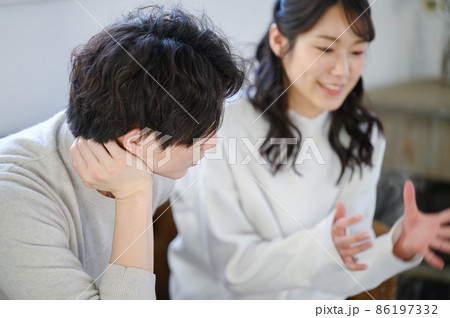 何かを説得されているけどあまり聞かない男性　離婚や別れ話に使えそうなイメージ	 86197332