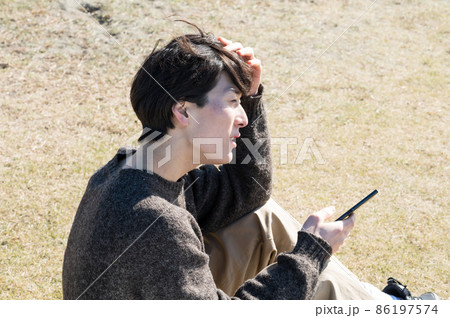 江ノ島でスマホを見る男性 江ノ島でスマホを見る男性 86197574