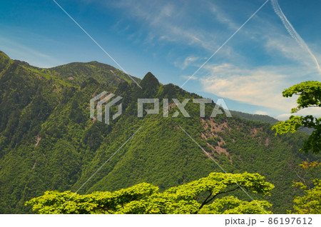 大峰山脈の行者還岳方面から鉄山を望む(新緑)　【奈良県天川村】 86197612