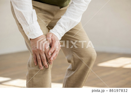 シニア膝関節痛イメージ　膝を押さえるシニア男性 86197832