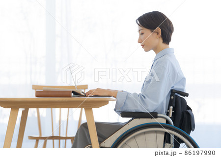 車椅子　女性　ビジネスシーン 86197990