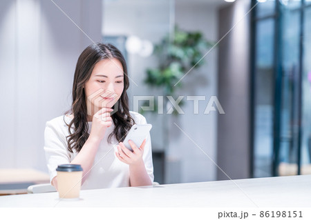カフェでスマホする若い女性 撮影協力:WEEK芝大門(サンフロンティア不動産) カフェでスマホする若い女性 撮影協力:WEEK芝大門(サンフロンティア不動産) 86198151