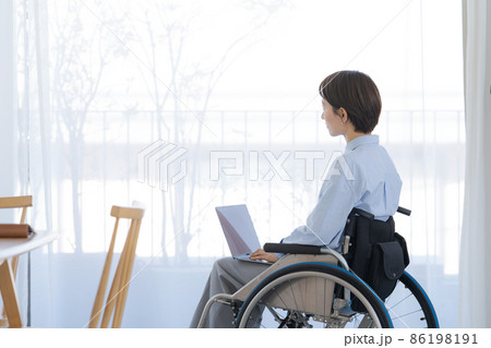 車椅子　女性　ノートパソコン 86198191