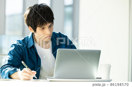 男性 パソコン 撮影協力:LINK FOREST 男性 パソコン 撮影協力:LINK FOREST 86198570