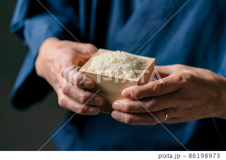 米 収穫 農家 シニア男性 手元 米 収穫 農家 シニア男性 手元 86198973