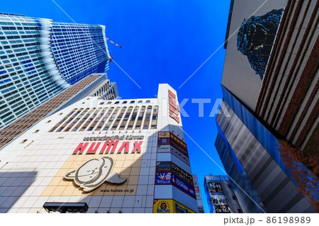 東京　新宿歌舞伎町の都市風景　新宿東宝ビルと東急歌舞伎町タワー 86198989