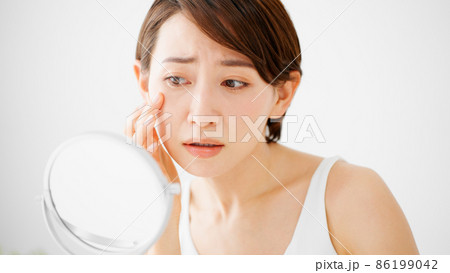 ビューティーイメージ スキンケアをする若い女性 ビューティーイメージ スキンケアをする若い女性 86199042