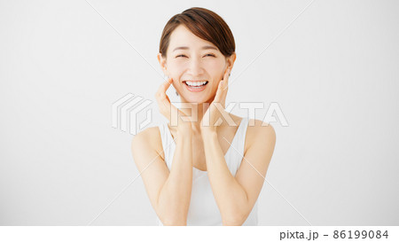 ビューティーイメージ スキンケアをする若い女性 ビューティーイメージ スキンケアをする若い女性 86199084