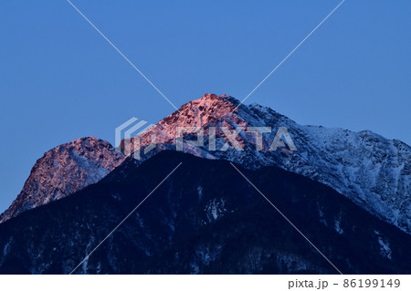 北杜市白州町、明け行く朝焼けの甲斐駒 86199149