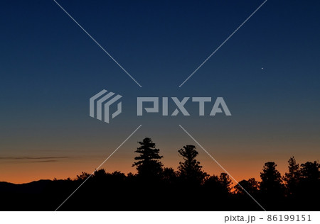 北杜市白州町、夜明けの空に輝く金星 北杜市白州町、夜明けの空に輝く金星 86199151