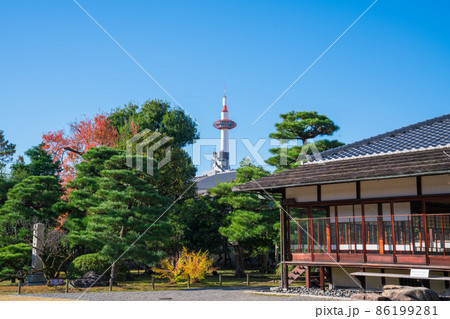 京都　渉成園から見る京都タワー 86199281