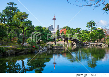 京都　渉成園から見る京都タワー 86199282