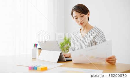 ノートパソコンを使う若い女性 ノートパソコンを使う若い女性 86200070