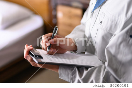 作業着の男性 86200191