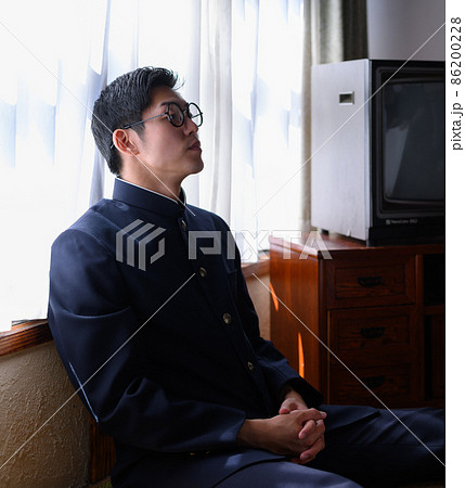 眼鏡をした真面目で大きい学生 86200228