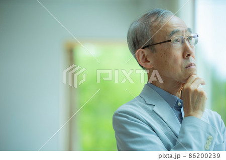 考える　シニア男性　 86200239
