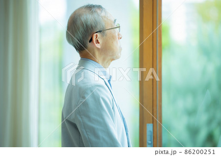 考える　シニア男性　 86200251