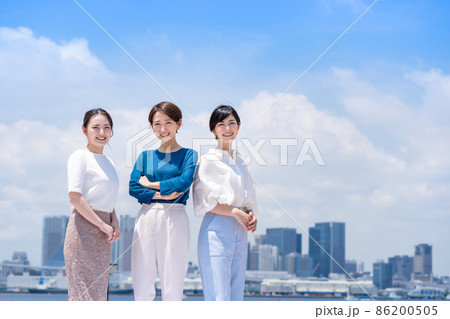 ビジネスイメージ 女性 青空 都会 ビジネスイメージ 女性 青空 都会 86200505