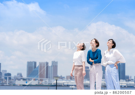 ビジネスイメージ 女性 青空 都会 ビジネスイメージ 女性 青空 都会 86200507