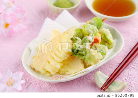 旬の食材を使った炊き込みご飯と天ぷら 86200799