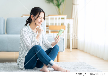 女性　ライフスタイル　リビング　スマホ 86200827