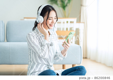 女性　スマホ　ヘッドフォン　ライフスタイル　リビング 86200846